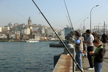 Istanbul  Tuerkei  Angler auf der Galatabruecke  im Hintergrund der Galataturm