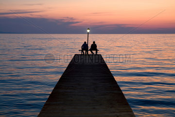 Molivos  Griechenland  Angler auf einem Steg bei Sonnenuntergang
