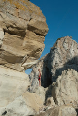 Portoferraio Italien  ein Junge klettert in den Felsen in der Bucht Sansone