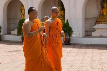 Nakhon Pathom  Thailand  buddhistische Moenche im innere Hof des Phra Pathom Chedi