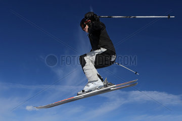 Kloesterle am Arlberg  Oesterreich  ein Junge faehrt Ski