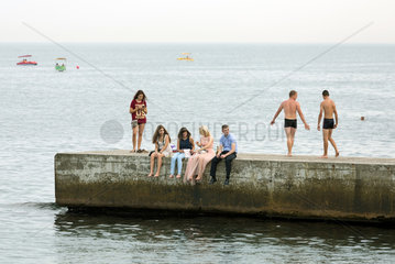 Odessa  Ukraine  Menschen auf einem Pier am Schwarzen Meer
