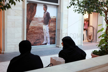 Dubai  Vereinigte Arabische Emirate  Einheimische Frauen sitzen in der Mercato Shopping Mall
