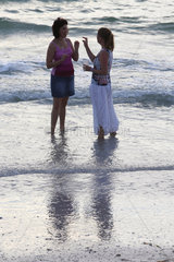 Pass a Grille  USA  Frauen unterhalten sich am Strand