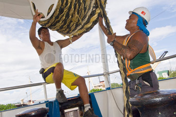 Papeete  Franzoesisch-Polynesien  Mitarbeiter auf der Aranui 3