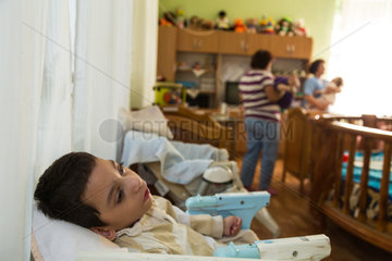 Kischinau  Moldawien  koerperlich- und geistig behinderte Kinder in einem staatlichen Waisenhaus