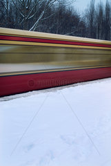 Berlin  Deutschland  fahrende S-Bahn im Winter