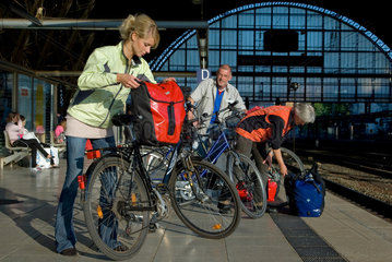 Bremen  Deutschland  Fahrradfahrer auf einem Bahnsteig