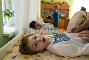Kischinau  Moldawien  koerperlich- und geistig behinderte Kinder in einem staatlichen Waisenhaus