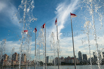 Singapur  Republik Singapur  Fahnen und Wasserspiel am Flussufer