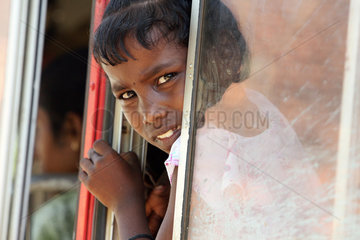 Batticaloa  Sri Lanka  Maedchen schaut aengstlich aus einem Bus