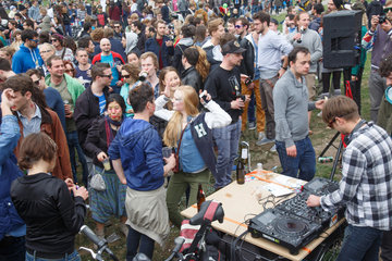 Berlin  Deutschland  Menschenmenge feiert Myfest im Goerlitzer Park