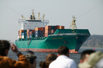 Hamburg  Deutschland  einlaufendes Containerschiff PASSAT SPRING