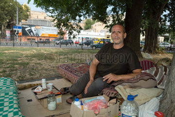 Odessa  Ukraine  obdachloses Paar in der Mitte eines Kreisverkehrs