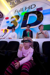 Berlin  Deutschland  Maedchen schaut einen Film mit 3D-Brille bei Philips