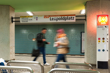 Berlin  Deutschland  Menschen am Bahnsteig im U-Bahnhof Leopoldplatz