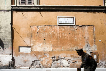 Rom  Italien  ein italienischer Militaer auf der Leone Strasse