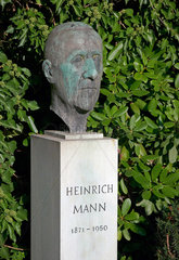 Berlin  Deutschland  Grab von Heinrich Mann auf dem Dorotheenstaedtischen Friedhof