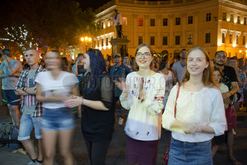 Odessa  Ukraine  Menschen bei einem Rockkonzert im historischen Stadtzentrum