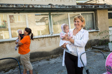Kischinau  Moldawien  Betreuerinnen mit Saeuglingen in einem staatlichen Waisenhaus