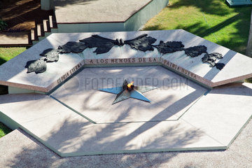 Havanna  Kuba  die ewige Flamme zu Ehren der Helden der Revolution im Garten des Museo de la Revolucion