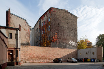 Berlin  Deutschland  Hinterhof mit Brandmauer in Berlin-Kreuzberg