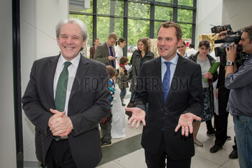 Berlin  Deutschland  Prof. Karl Max Einhaeupl und Bundesgesundheitsminister Daniel Bahr  FDP  zu Besuch im Teddybaerkrankenhaus