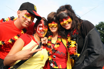 Berlin  Deutschland  Fussballfans mit Gesichtsbemalung in Nationalfarben