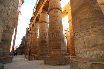 Karnak  Aegypten  Besucher auf der Tempelanlage des Karnak-Tempel