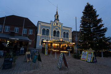 Oldenburg  Deutschland  Weihnachtsmarkt am Rathaus