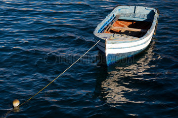 Sagres  Portugal  mit einem Seil befestigtes Ruderboot