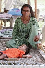 Dadu  Pakistan  Frau mit Kind in einer behelfsmaessigen Notunterkunft