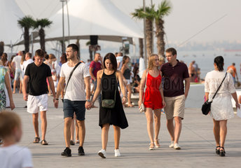 Odessa  Ukraine  Menschen an der Promenade am Schwarzen Meer