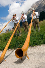 Obereggen  Italien  Alphornblaeser auf dem Eggentaler Schupfenfest