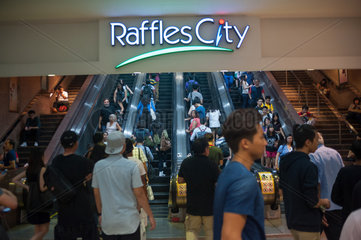 Singapur  Republik Singapur  Menschen an den Rolltreppen im Raffles City
