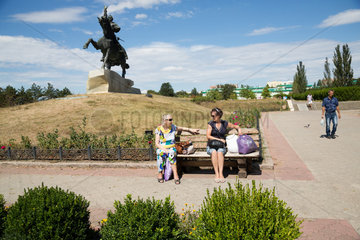 Tiraspol  Republik Moldau  Menschen im Park am Suvorov-Denkmal