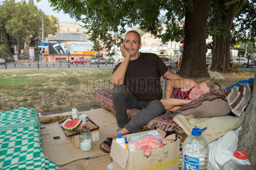 Odessa  Ukraine  obdachloses Paar in der Mitte eines Kreisverkehrs