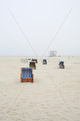 Sankt Peter-Ording  Deutschland  Strandkoerbe bei Nebel am Strand