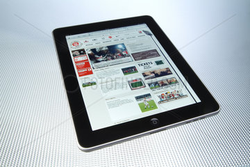 Hamburg  Deutschland  mit dem iPad von Apple im Internet surfen