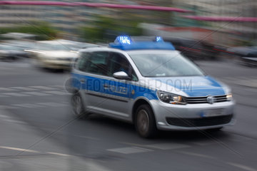 Berlin  Deutschland  Polizei faehrt mit Blaulicht ueber eine Kreuzung