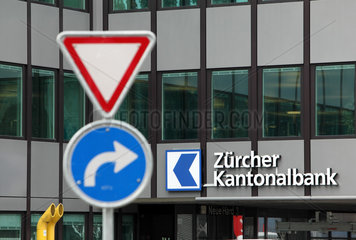Zuerich  Schweiz  Logo der Zuercher Kantonalbank an einer Hausfassade