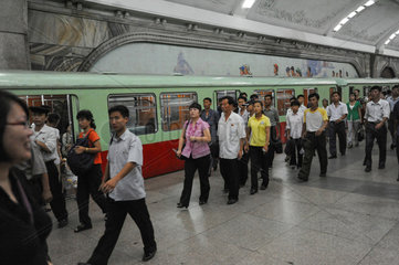 Pjoengjang  Nordkorea  Menschen auf dem Bahnsteig einer U-Bahnhaltestelle