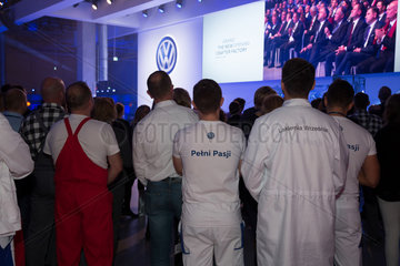 Wreschen  Polen  Mitarbeiter auf der Eroeffnungsfeier des Werks von VW Nutzfahrzeuge