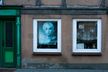 Goldberg  Deutschland  verblichene Fotos im Fenster eines Friseursalons