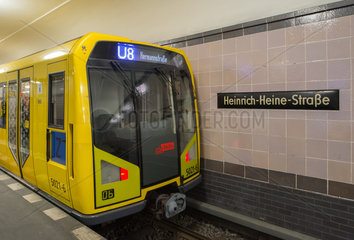 Berlin  Deutschland  eine U-Bahn verlaesst den Bahnhof Heinrich-Heine Strasse