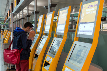 Muenchen  Deutschland  ein Passagier an einem Check-in Automat am Flughafen Muenchen
