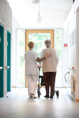 Essen  Deutschland  eine Altenpflegerin begleitet eine Patientin bei Gehuebungen