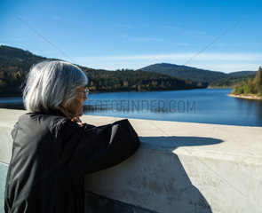 Forbach  Deutschland  Rentnerin schaut auf den Stausee der Schwarzenbachtalsperre