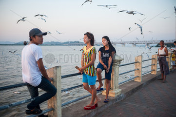 Mawlamyaing  Myanmar  Jugendliche an der Uferpromenade