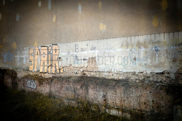 Berlin  Deutschland  Brandmauer mit Graffiti und Farbklecksen